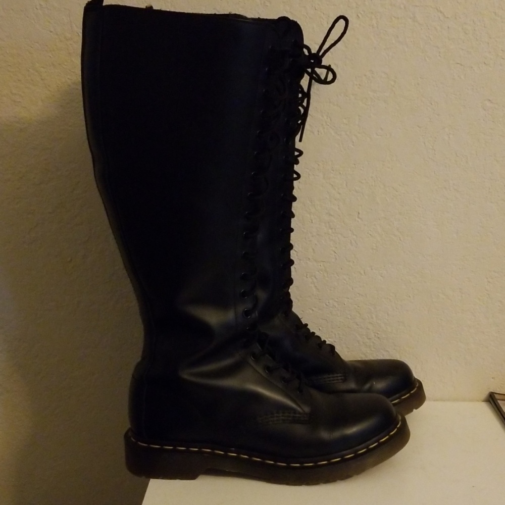 20 Eye Black Smooth Dr Martens Boots
